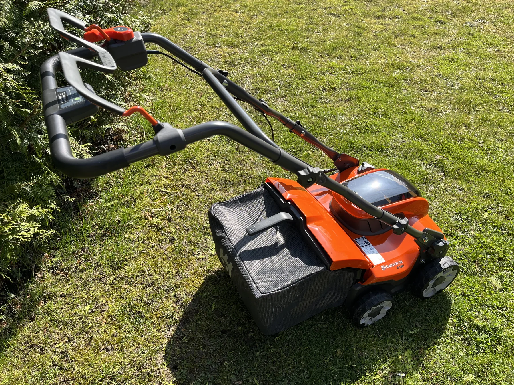 Husqvarna S 138i Akku-Vertikutierer mieten in Bad Oldesloe