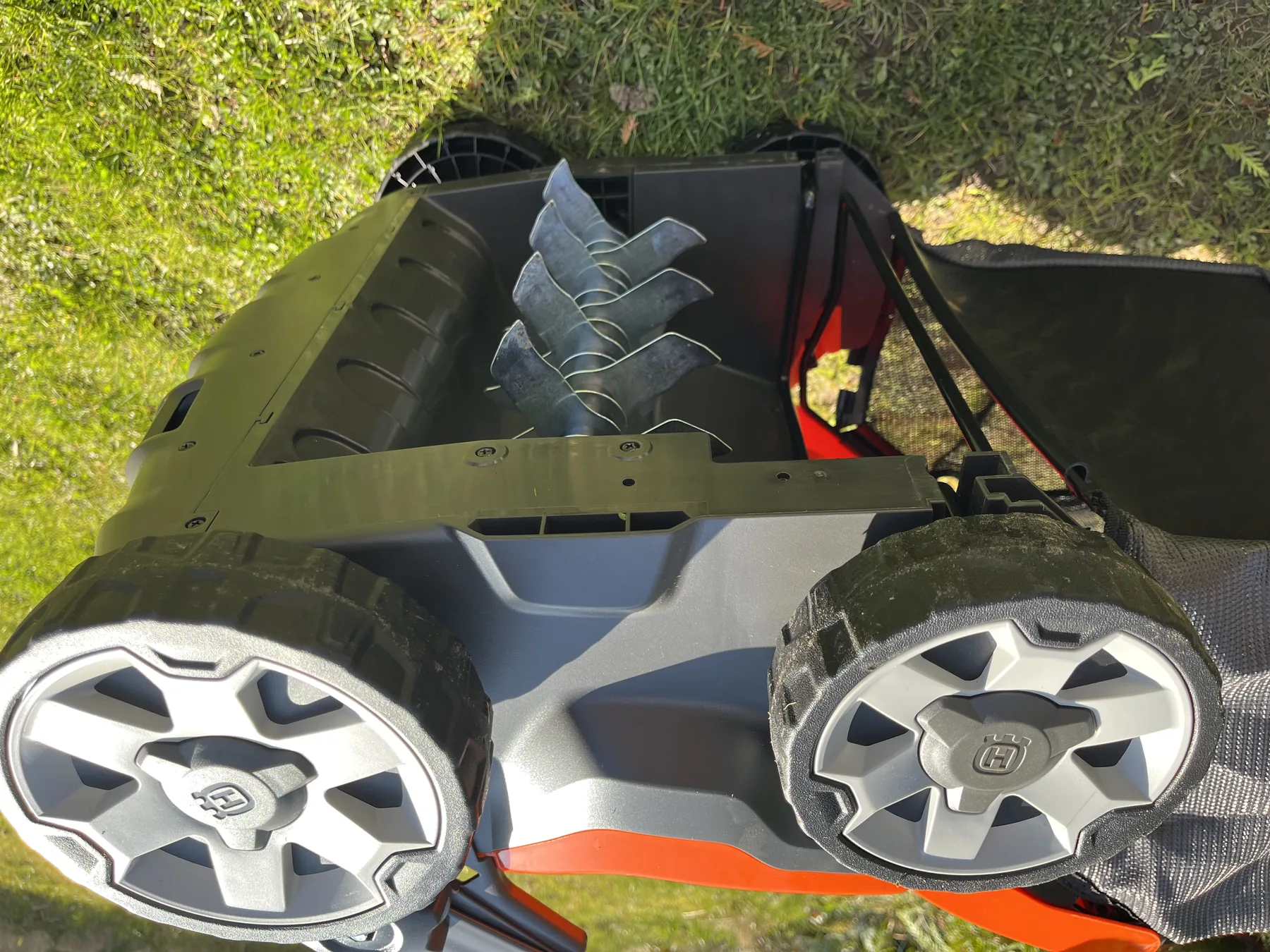Husqvarna S 138i Akku-Vertikutierer mieten in Bad Oldesloe
